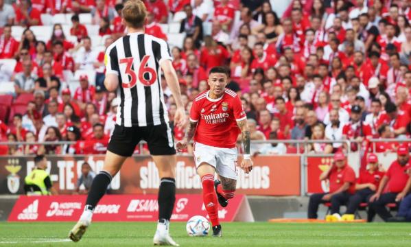 Enzo em a&#231;&#227;o no triunfo por 3-2, que valeu a conquista da Eus&#233;bio Cup
