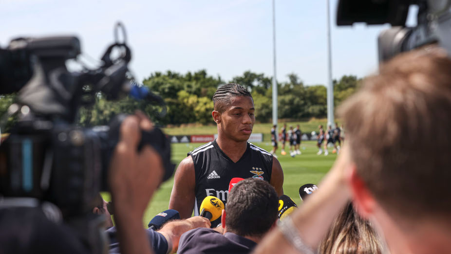 Neres, treino em Inglaterra