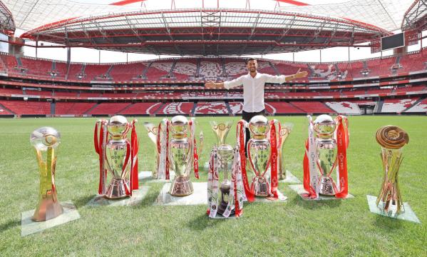 Pizzi e os 10 t&#237;tulos conquistados de &#225;guia ao peito