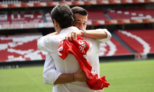 Pizzi sai do Benfica como um dos capit&#227;es de equipa, com 10 t&#237;tulos conquistados, despedindo-se do Presidente Rui Costa