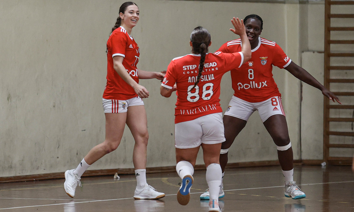 Jogadoras do Benfica festejam mais um golo