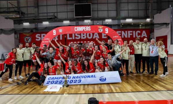 &#201;quipe f&#233;minine de handball du SL Benfica avec le troph&#233;e