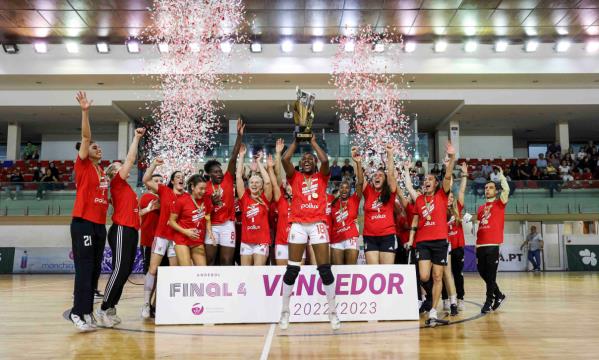 Equipa do Benfica festeja a conquista da Taça de Portugal