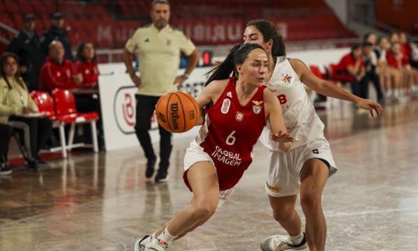 Marta Martins marcou 16 pontos na partida com o CAB Madeira