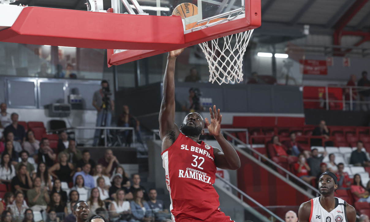 Benfica arrasa a Ovarense no jogo 1 das meias-finais da Liga Betclic de  basquetebol