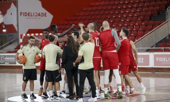 Equipa de basquetebol prepara a Superta&#231;a