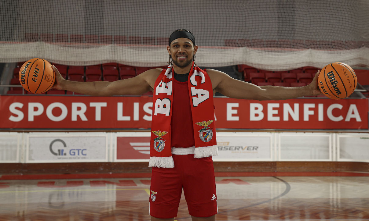 Renovação de Ivan Almeida