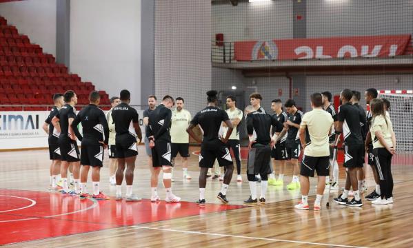 Equipa de futsal focada na Superta&#231;a