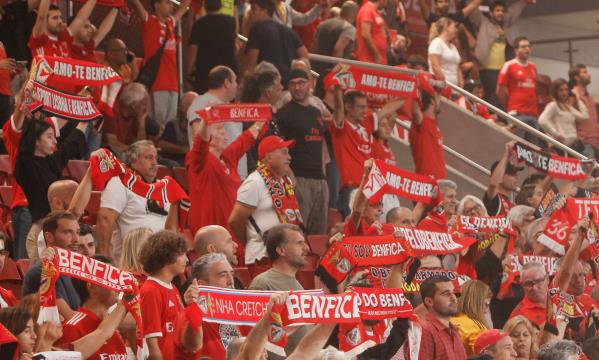 Adeptos do Benfica no Pavilh&#227;o n.&#186; 2 da Luz