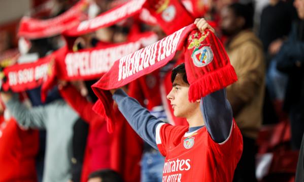 Adeptos do Benfica no Pavilh&#227;o n.&#186; 2