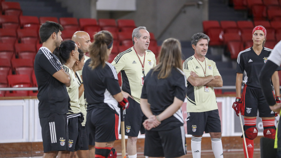 Treino da equipa feminina de hóquei em patins