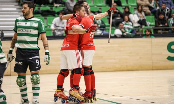 L'équipe du SL Benfica qui célèbre l'un des trois buts inscrits au Pavillon João Rocha