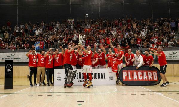 Os jogadores do Benfica erguem a Ta&#231;a de Campe&#245;es Nacionais