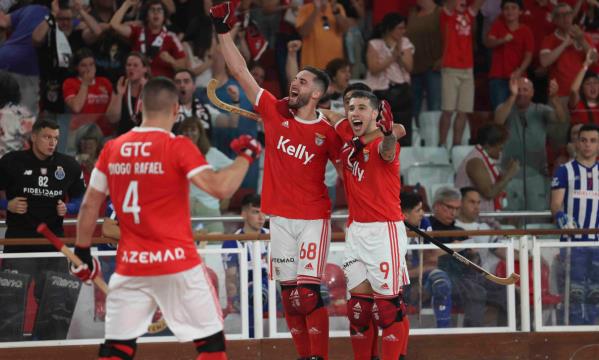 Diogo Rafael, Roberto Di Benedetto e Lucas Ordo&#241;ez festejam um dos golos do Benfica