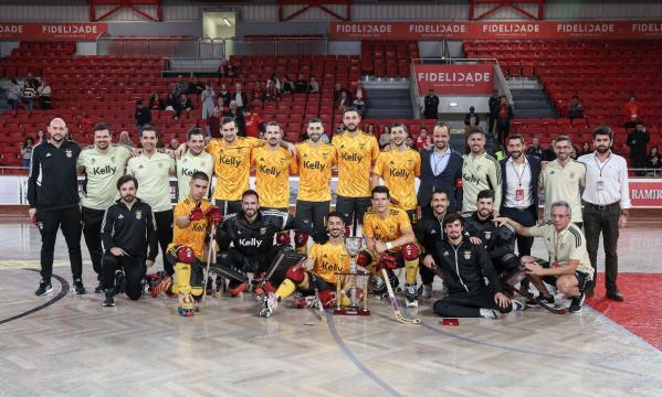 &#201;quipe du Benfica avec le troph&#233;e 