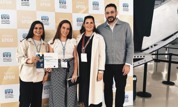 Diploma nas m&#227;os da equipa que representou o Clube no Museu do Ar
