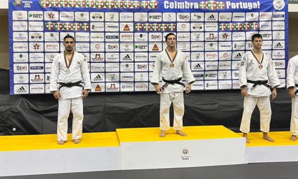 Rodrigo Pires, &#224; esquerda