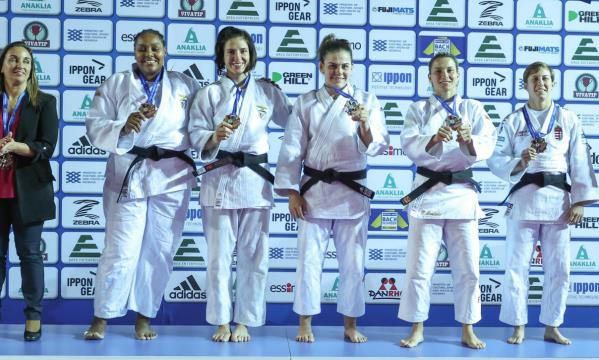 Equipa feminina com o bronze no p&#243;dio