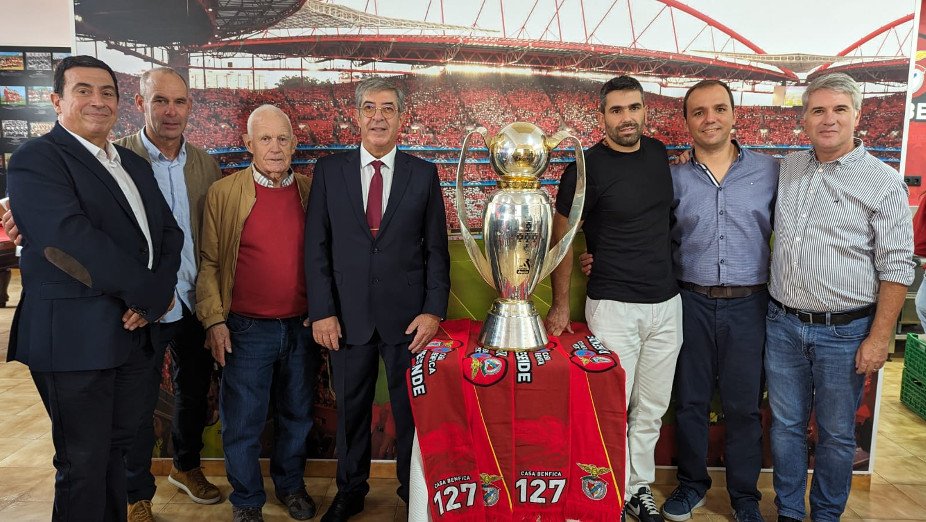 Fotografia de grupo da direção da Casa Benfica Resende