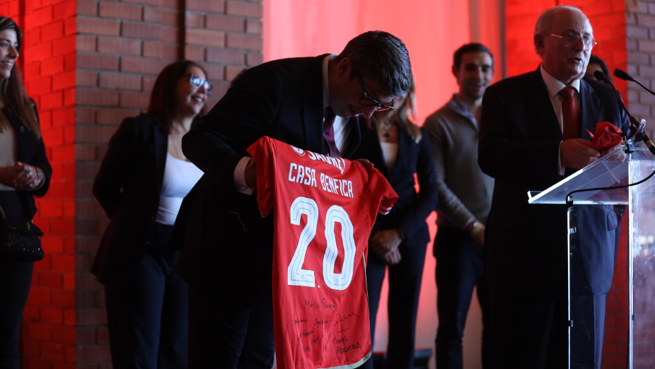 Jorge Jacinto com uma camisola com a inscrição Benfica 2.0