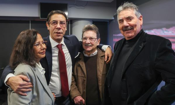 O Presidente Rui Costa abra&#231;ado a Flora Ferreira e V&#237;tor Martins
