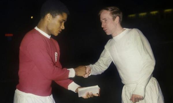 Eus&#233;bio y  Bobby Charlton