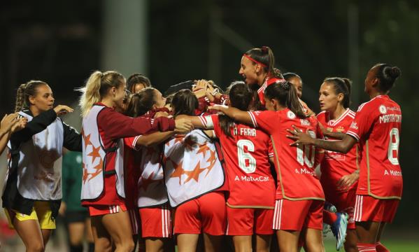 Equipa do Benfica a festejar