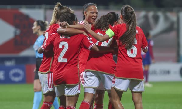 Equipa do Benfica festeja um dos quatro golos apontados contra o Barcelona