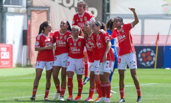 C&#233;l&#233;bration des joueuses du SL Benfica