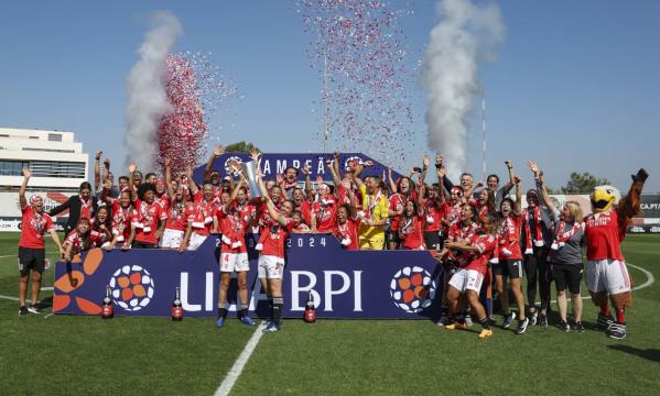 Benfica c&#233;l&#232;bre le quatri&#232;me titre national cons&#233;cutif