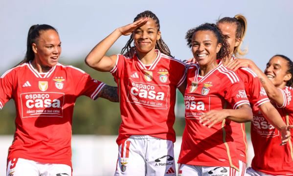 J&#233;ssica Silva c&#233;l&#232;bre avec ses co&#233;quipi&#232;res 