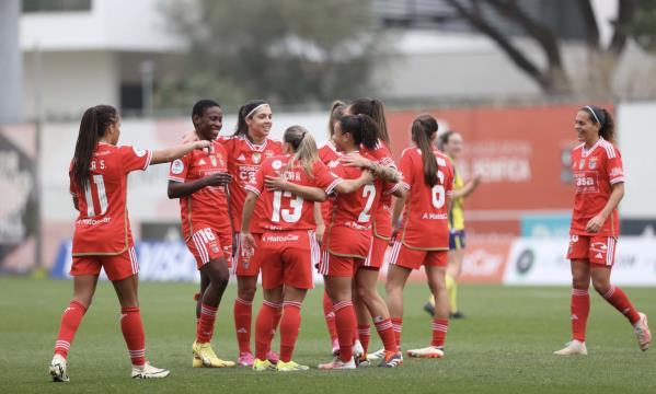 Joueuses du SL c&#233;l&#233;brant la qualification pour les demi-finales de la Coupe du Portugal