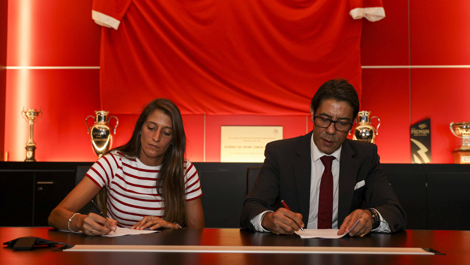 Sílvia Rebelo e o Presidente Rui Costa na assinatura do novo contrato