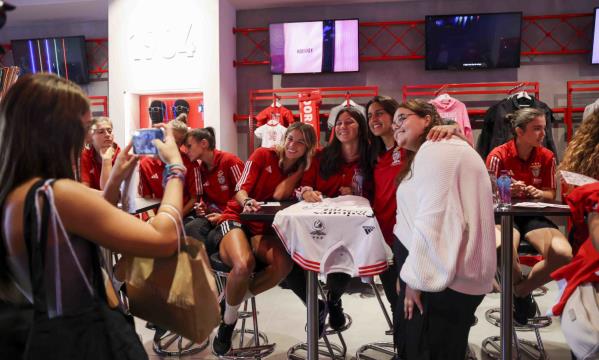 Foto de uma adepta com Paige Almendariz, Lara Martins e Francisca Nazareth