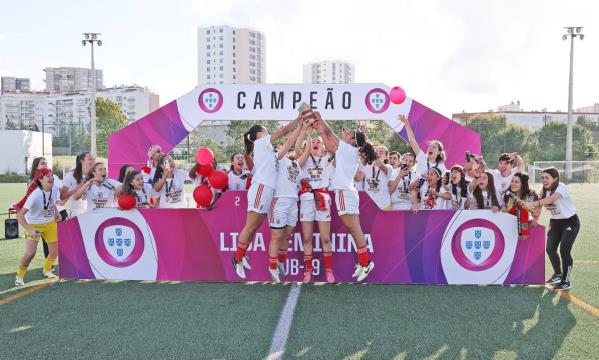 Troféu erguido pela equipa Sub-19 do Benfica