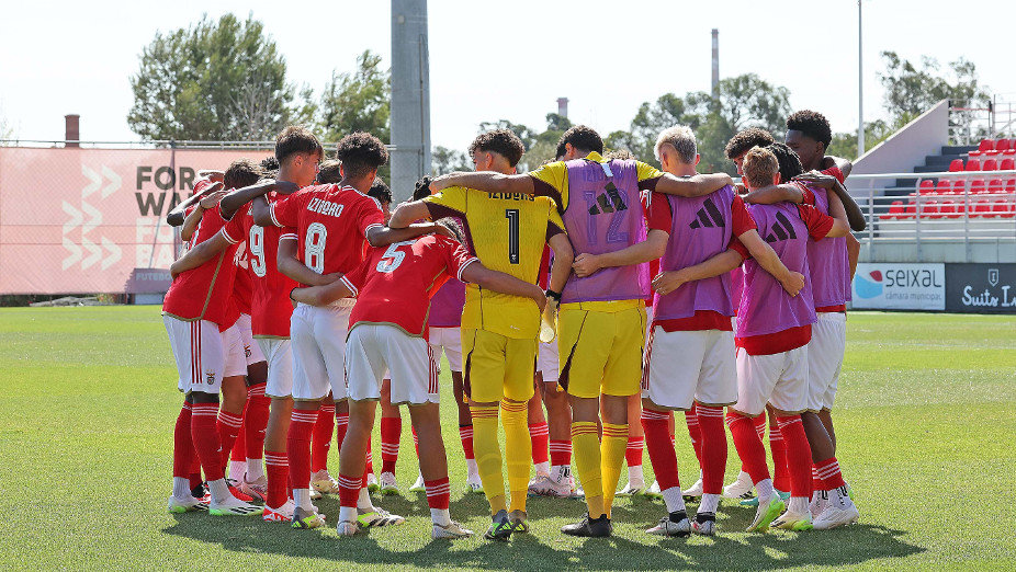 Abraço entre os jogadores antes do apito inicial