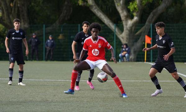 Jogo muito disputado no relvado sint&#233;tico 