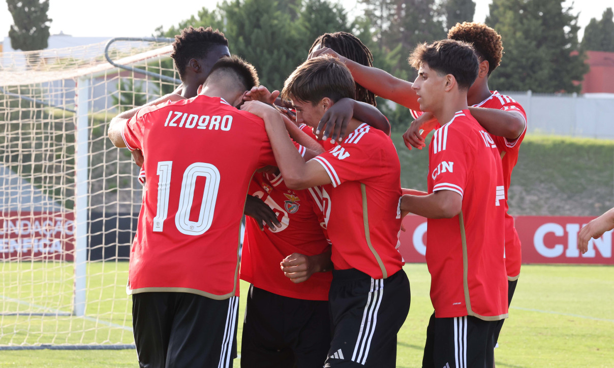 Juvenis do Benfica festejam um dos oito golos