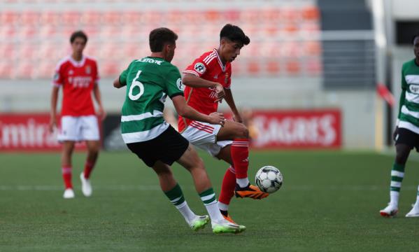 Jo&#227;o Veloso com a bola
