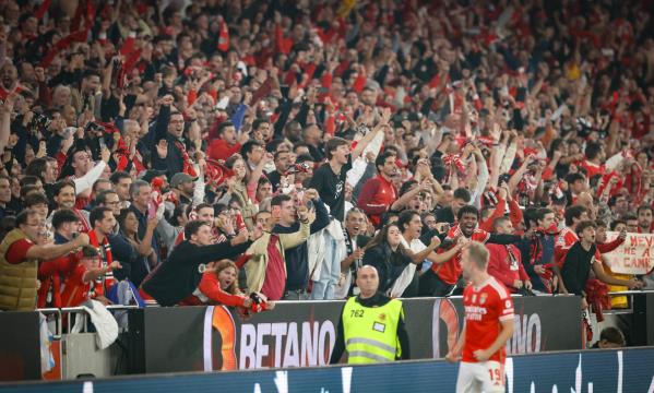 Tengstedt et un Est&#225;dio da Luz en apoth&#233;ose