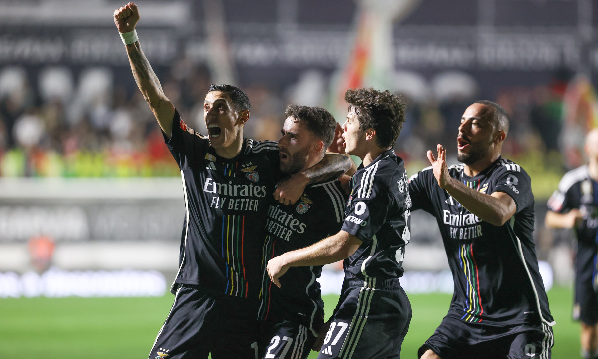 Equipa do Benfica festeja golo