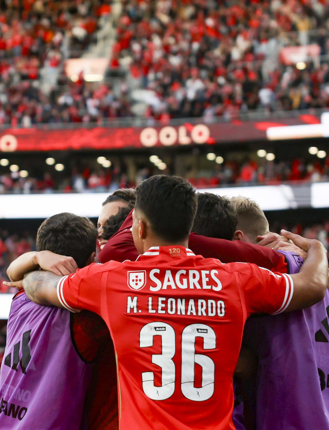 Jogadores do Benfica festejam um golo