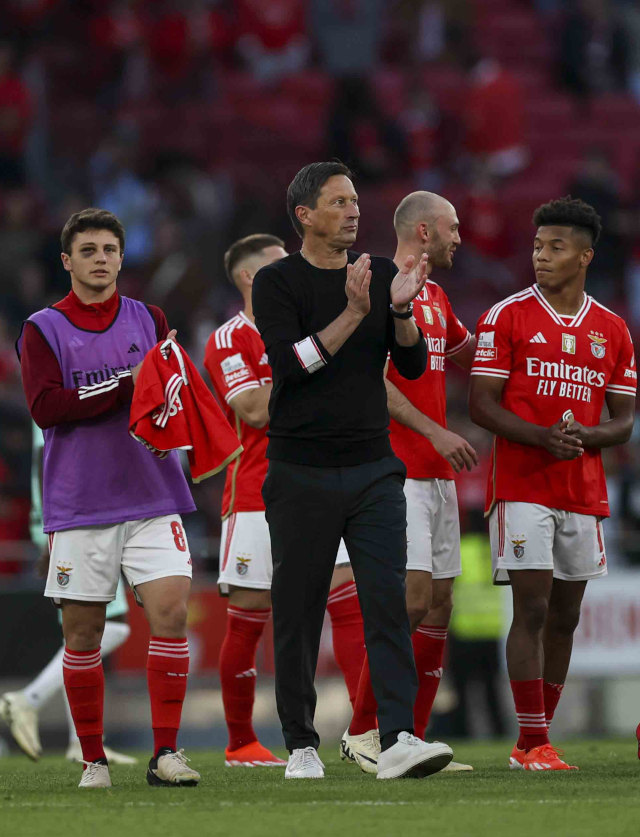Roger Schmidt com os jogadores no final do jogo