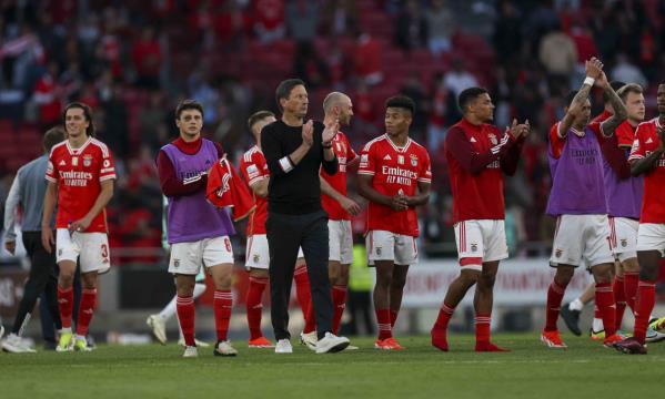 Roger Schmidt com os jogadores no final do jogo