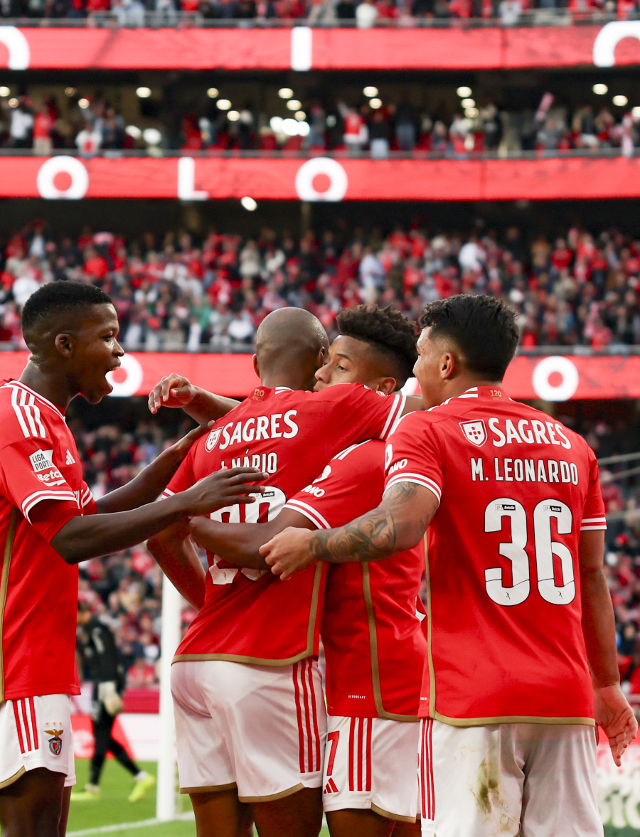 Jogadores do Benfica a festejar um golo