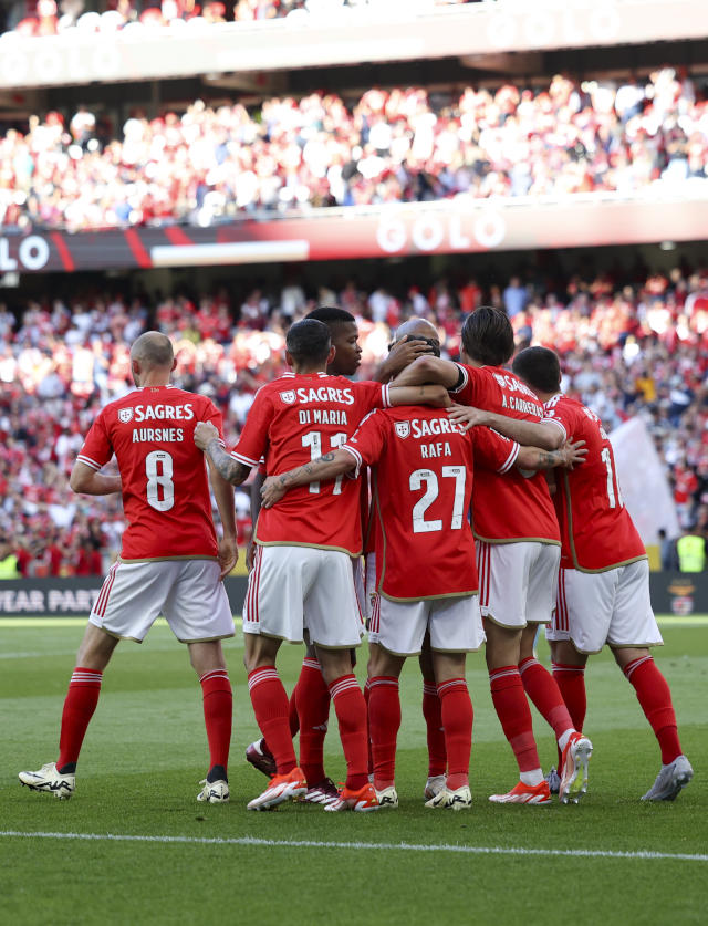 Equipa envolve Rafa num abra&#231;o no festejo do 4-0