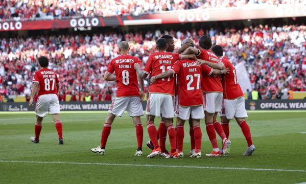 Equipa envolve Rafa num abra&#231;o no festejo do 4-0
