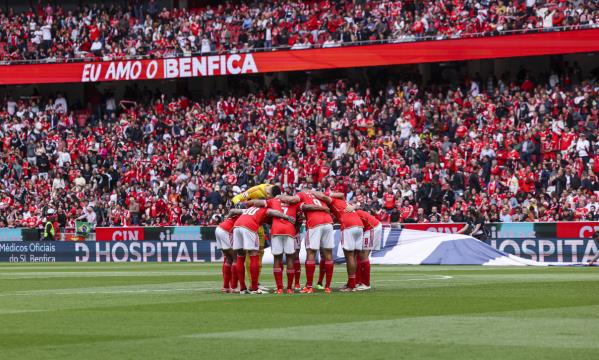 Jogadores do Benfica fazem a roda no Est&#225;dio da Luz