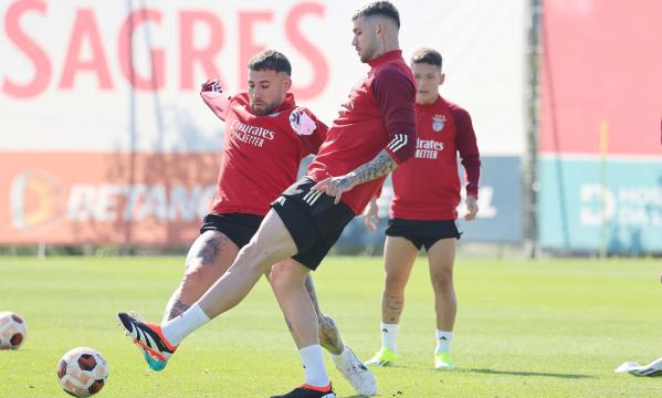 Otamendi e Morato na luta pela posse de bola