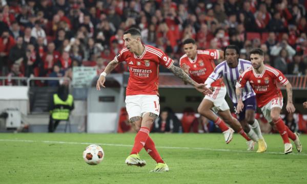 Di Mar&#237;a a bater uma das duas grandes penalidades que converteu